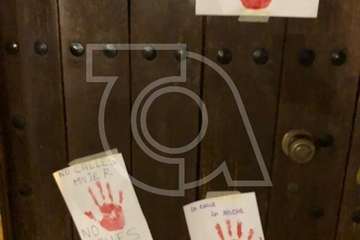 Carteles contra la violencia de género en las puertas de la Basílica y Ayuntamiento de Telde (Foto TA)